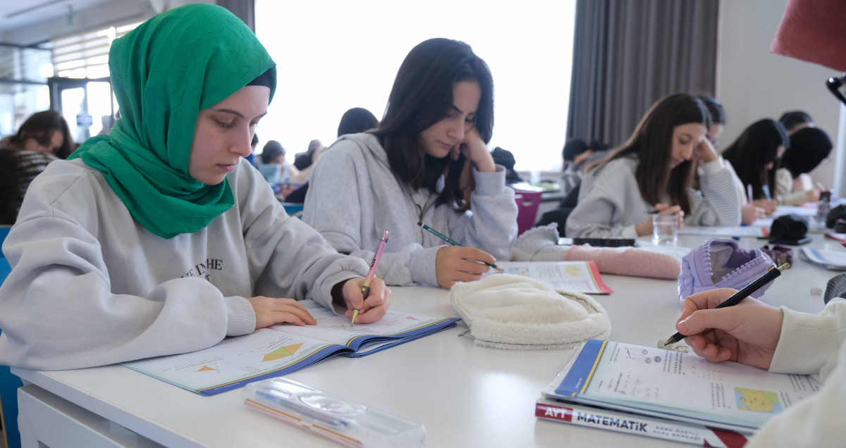 Büyükşehir; ilkokul, ortaokul, lise öğrencileri ve üniversite giriş sınavlarına hazırlanan mezun öğrencilere ‘Kılavuz Gençlik’ çatısı altında destek oluyor