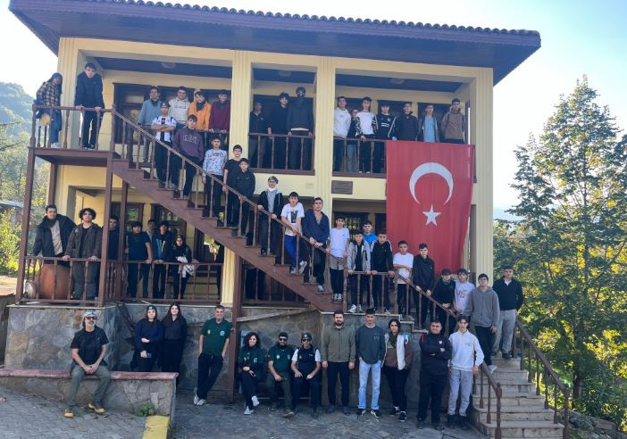 Deniz Yıldızları Mesleki ve Teknik Anadolu Lisesi Gençlerinden Cumhuriyet’in 101. Yılına Özel Anlamlı Yürüyüş