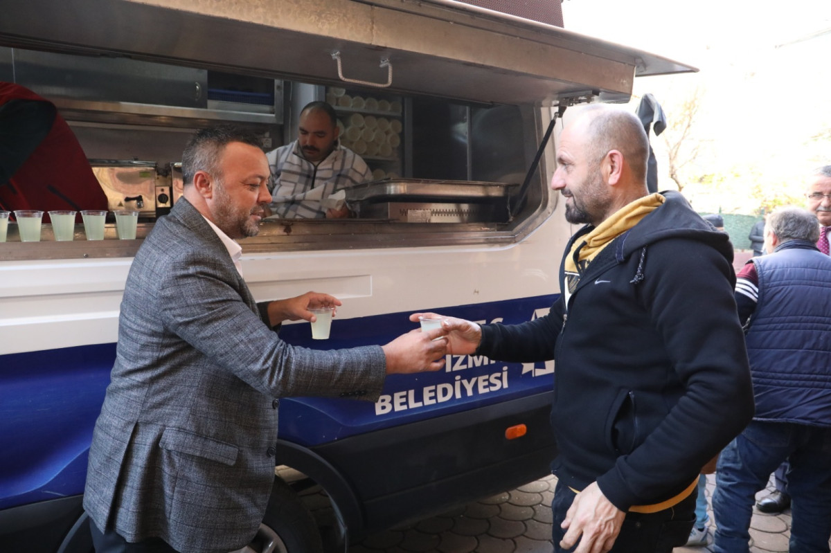 İzmit Belediyesi, Cuma Namazı sonrası Hüseyin Paşa Camii cemaati ile buluştu